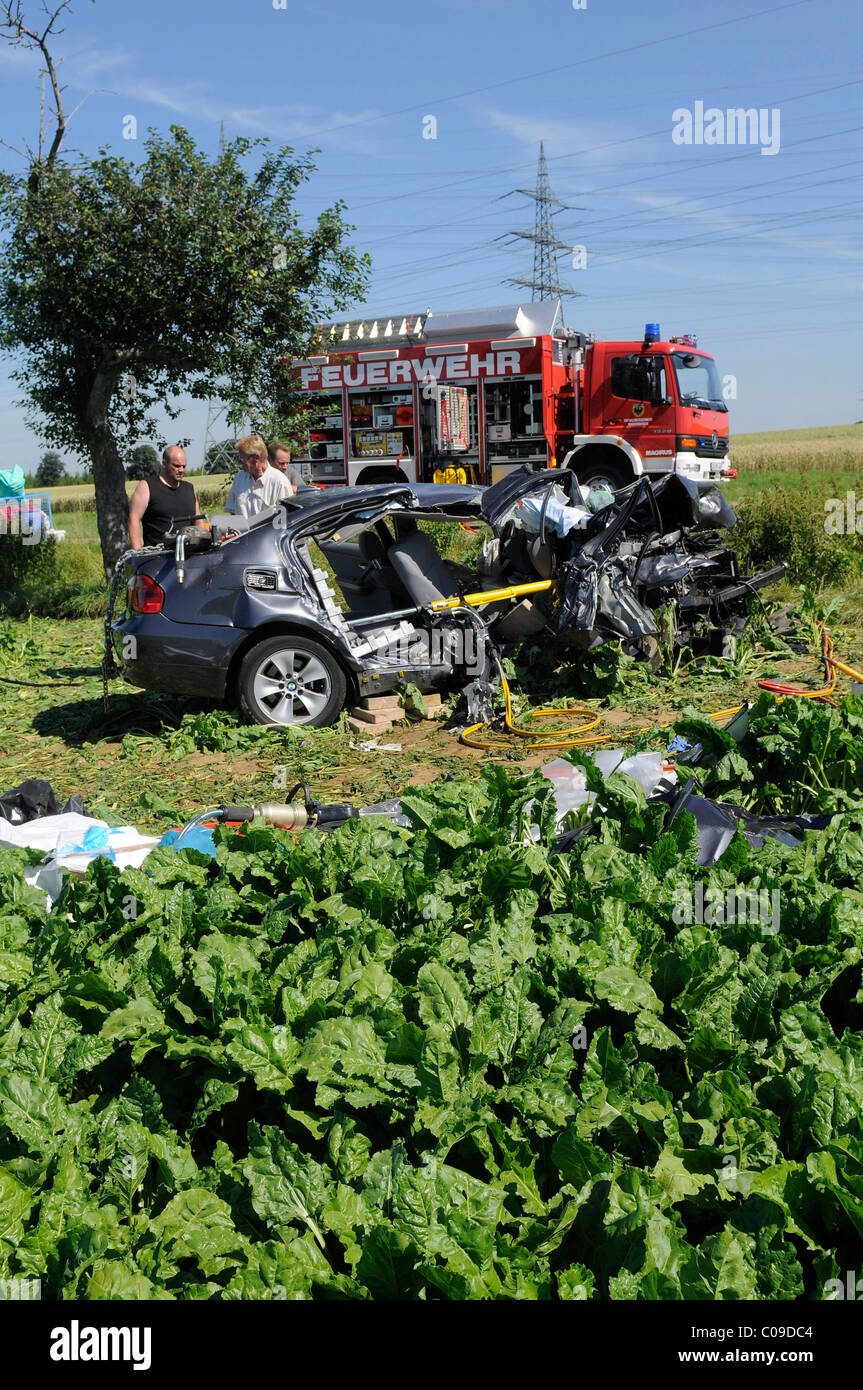 Completamente fracassato relitto di una serie 3 Bmw dopo un grave incidente automobilistico, Markgroeningen, Baden-Wuerttemberg, Germania, Europa Foto Stock