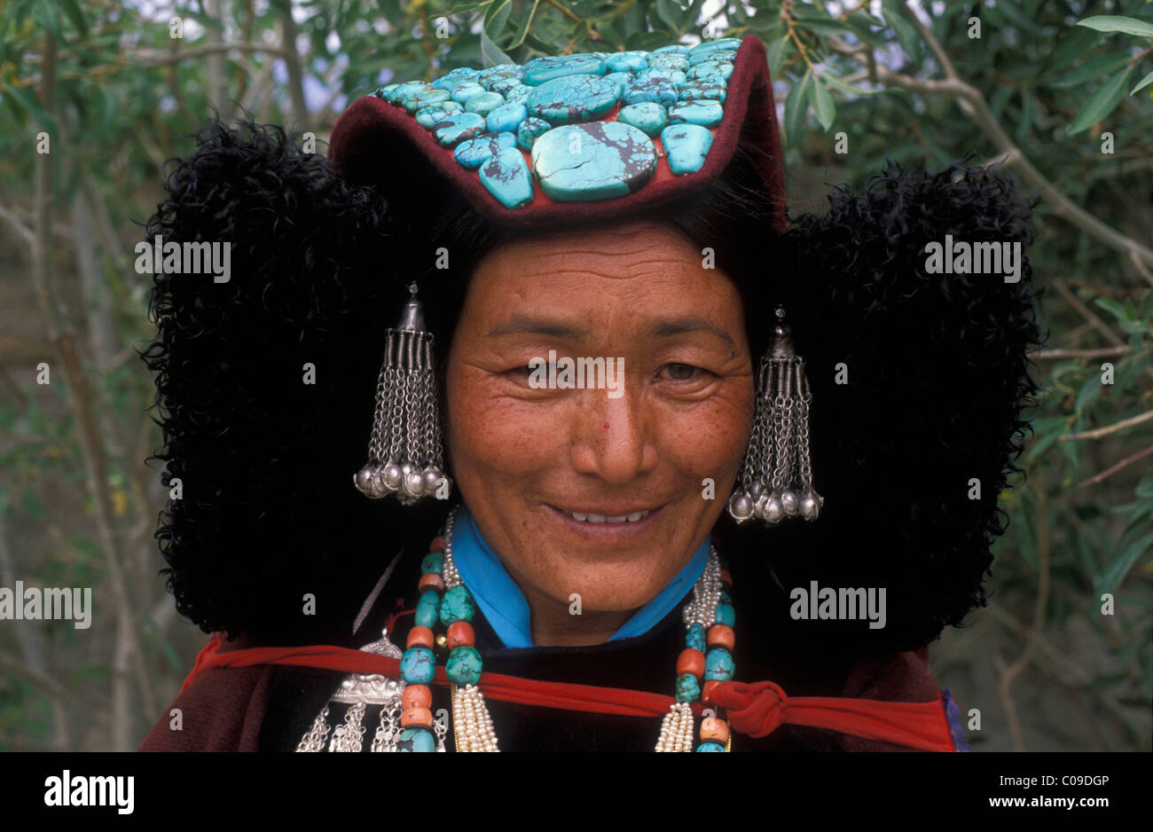 Ritratto di una donna che indossa un tradizionale copricapo con turchesi, Perak, Zanskar, India, Asia Foto Stock