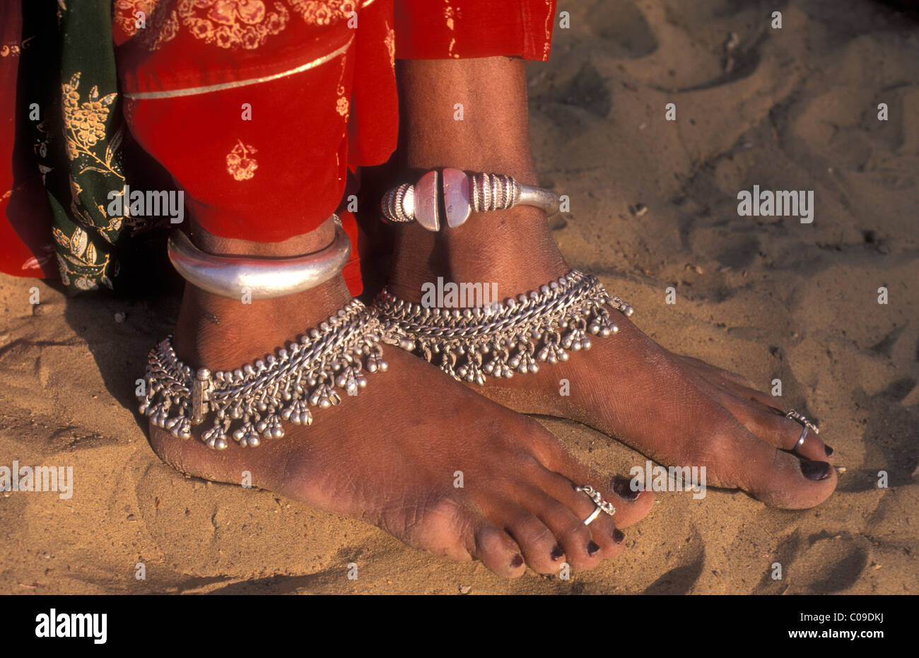 Una donna di piedi gioielli, deserto di Thar, Rajasthan, India, Asia Foto Stock
