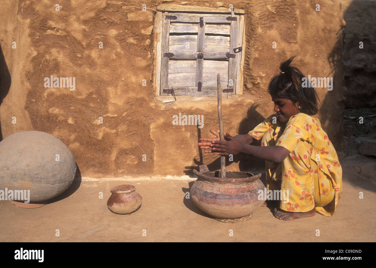 Bambina agitazione lassi, lo yogurt, il Deserto di Thar, Rajasthan, India, Asia Foto Stock