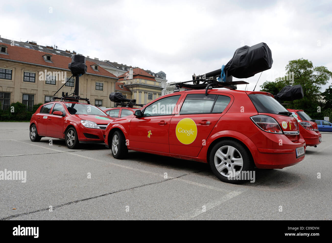 Google Street View i veicoli con telecamere speciali su standby in un parcheggio sito a Vienna, Austria, Europa Foto Stock