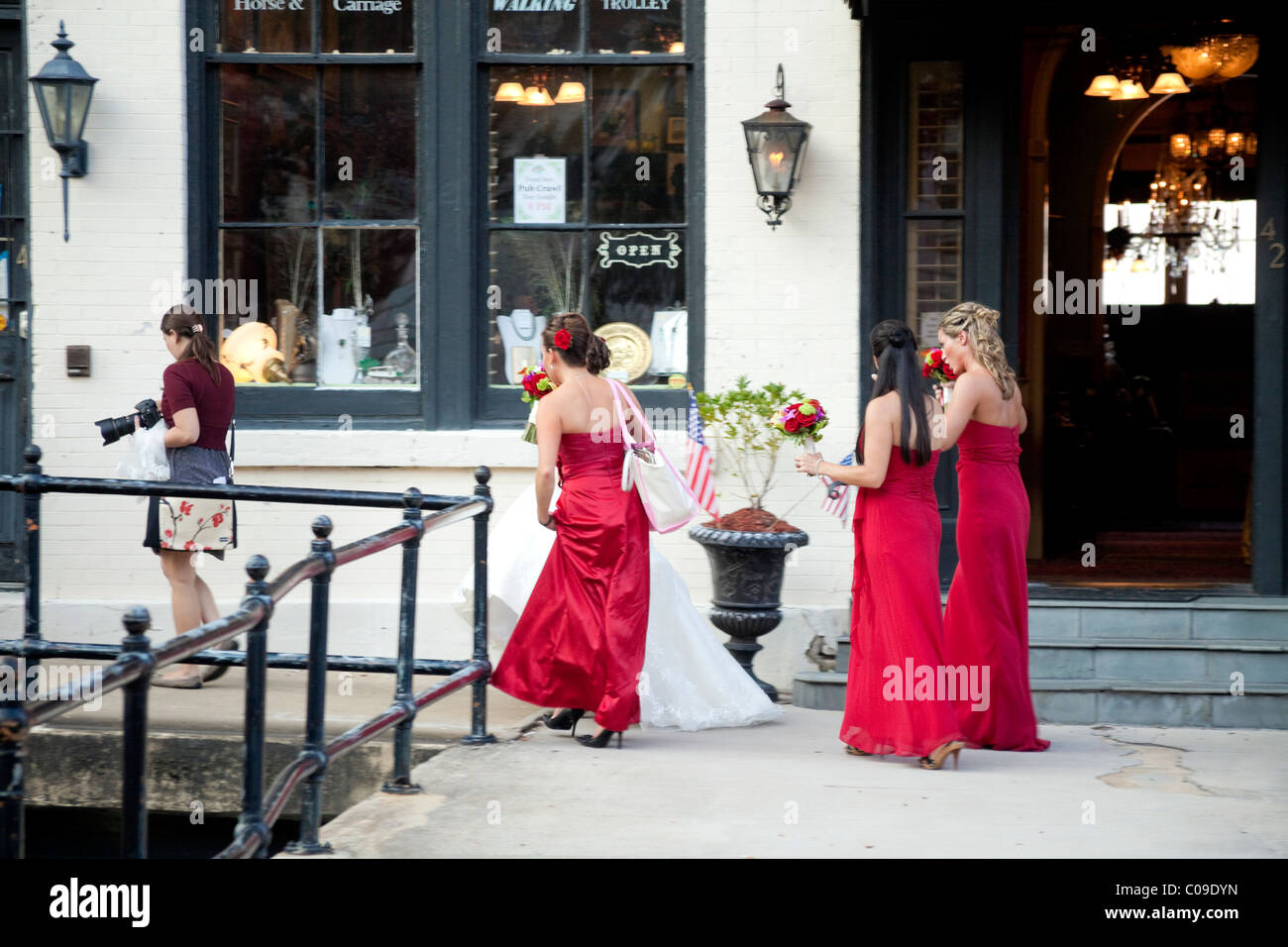 Tre damigelle con la sposa e fotografo nei pressi della vecchia Borsa del Cotone a Savannah in Georgia negli Stati Uniti Foto Stock