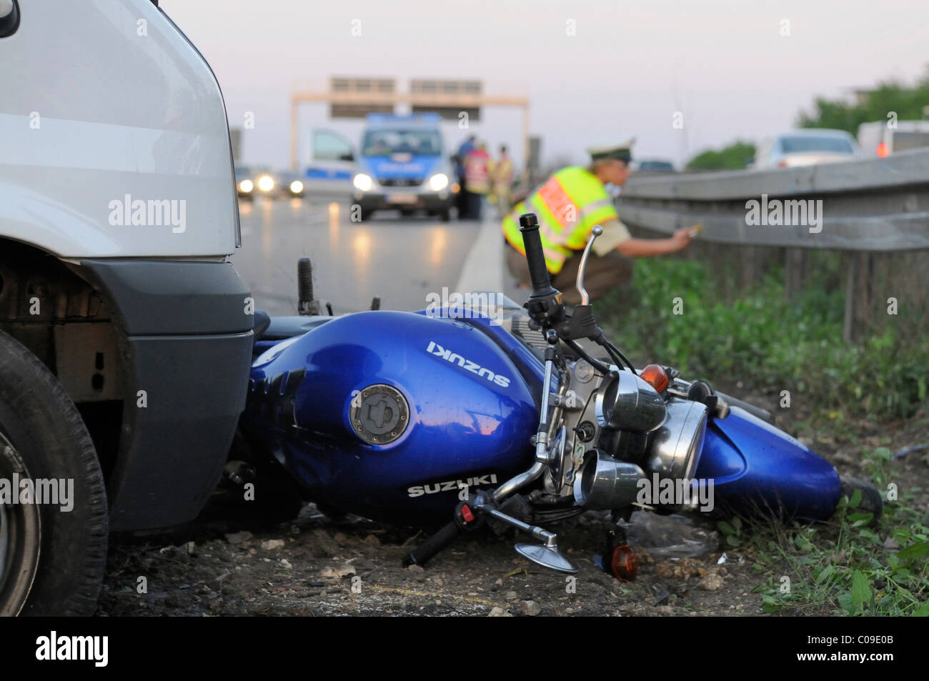 Fatale incidente in moto sulla strada B 27, il motociclo è stato speronato da un furgone, polizia scena di marcatura di incidente Foto Stock