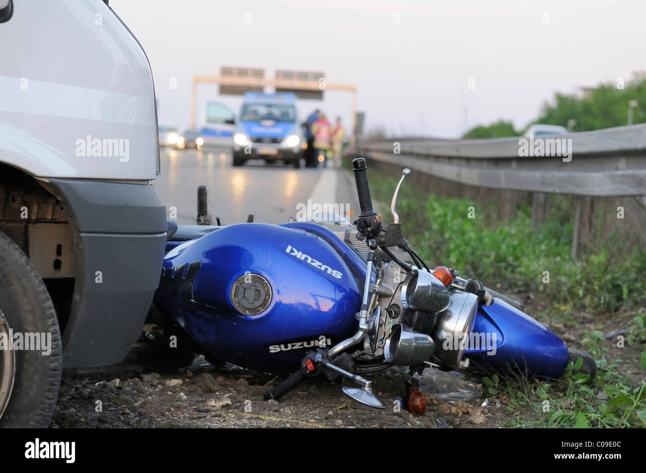 Fatale incidente in moto sulla strada B 27 vicino a Stoccarda, il motociclo è stato speronato da un furgone, Leinfelden-Echterdingen Foto Stock