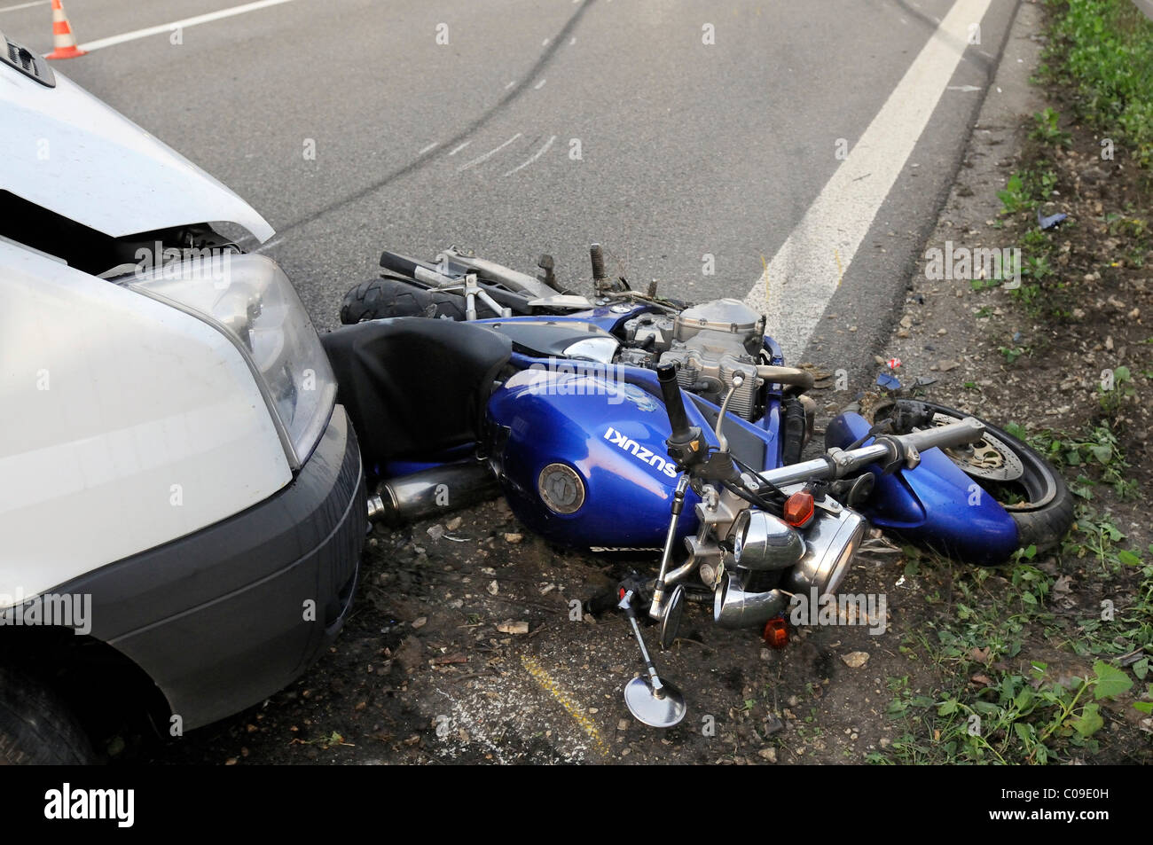 Fatale incidente in moto sulla strada B 27 vicino a Stoccarda, il motociclo è stato speronato da un furgone, Leinfelden-Echterdingen Foto Stock