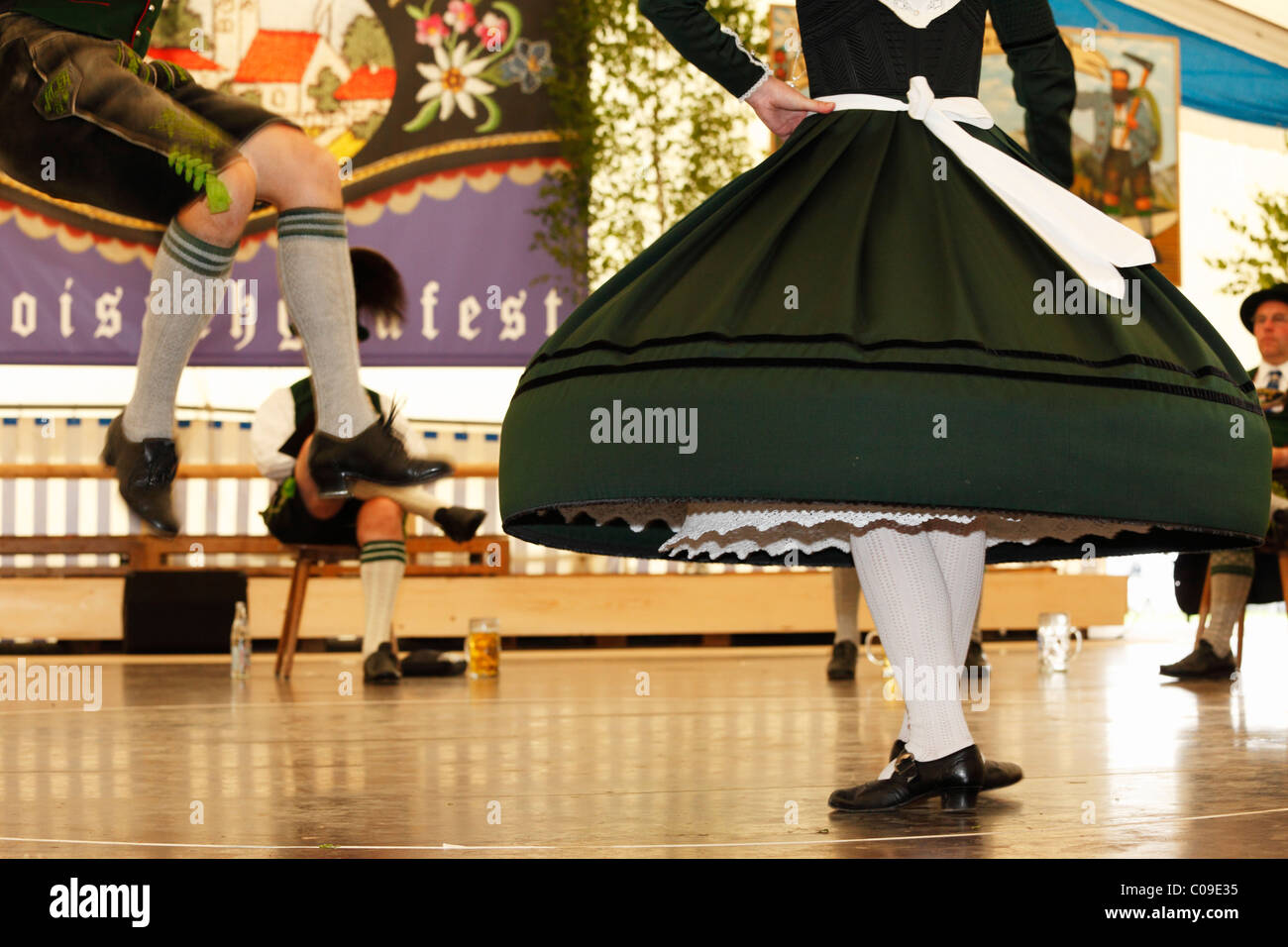 Schuhplattler, tradizionali danze folk, ottantatreesimo Loisachgaufest in Neufahrn vicino a Egling, Alta Baviera, Baviera, Germania, Europa Foto Stock