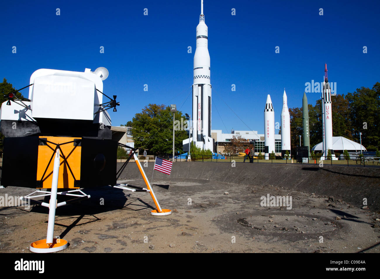 Saturn V mock-up e vari razzi sul display in Stati Uniti Spazio e Rocket Center situato a Huntsville, Alabama, Stati Uniti d'America. Foto Stock