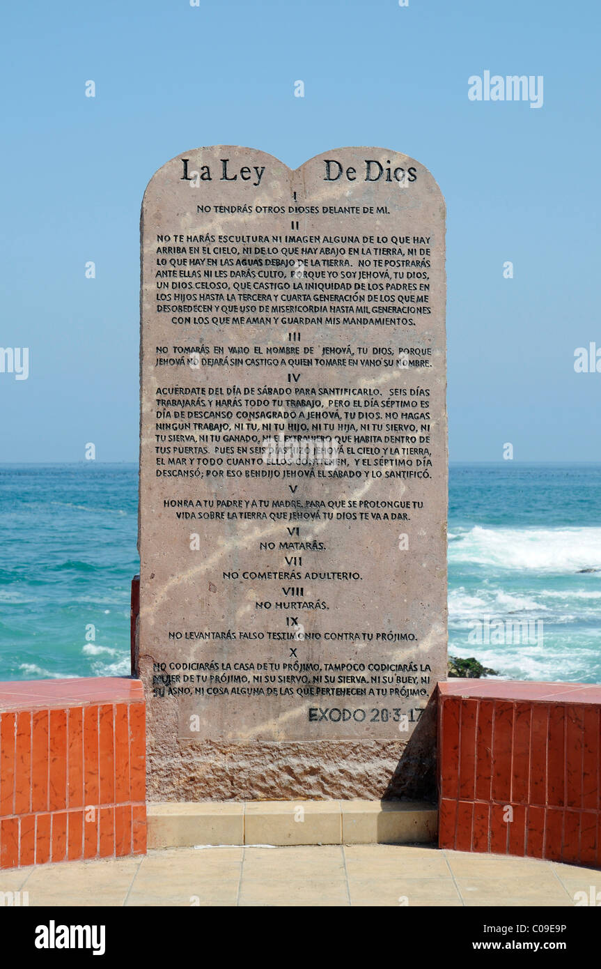 Il sacro Dieci Comandamenti, regole, tablet di diritto, waterside promenade, Croazia, Iquique, Norte Grande Nord del Cile, Cile Foto Stock