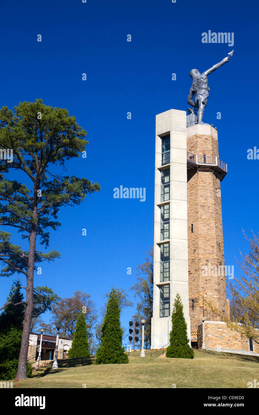 Statua di Vulcan e torre di ascensore ubicato in Vulcan Park, Birmingham, Alabama, Stati Uniti d'America. Foto Stock