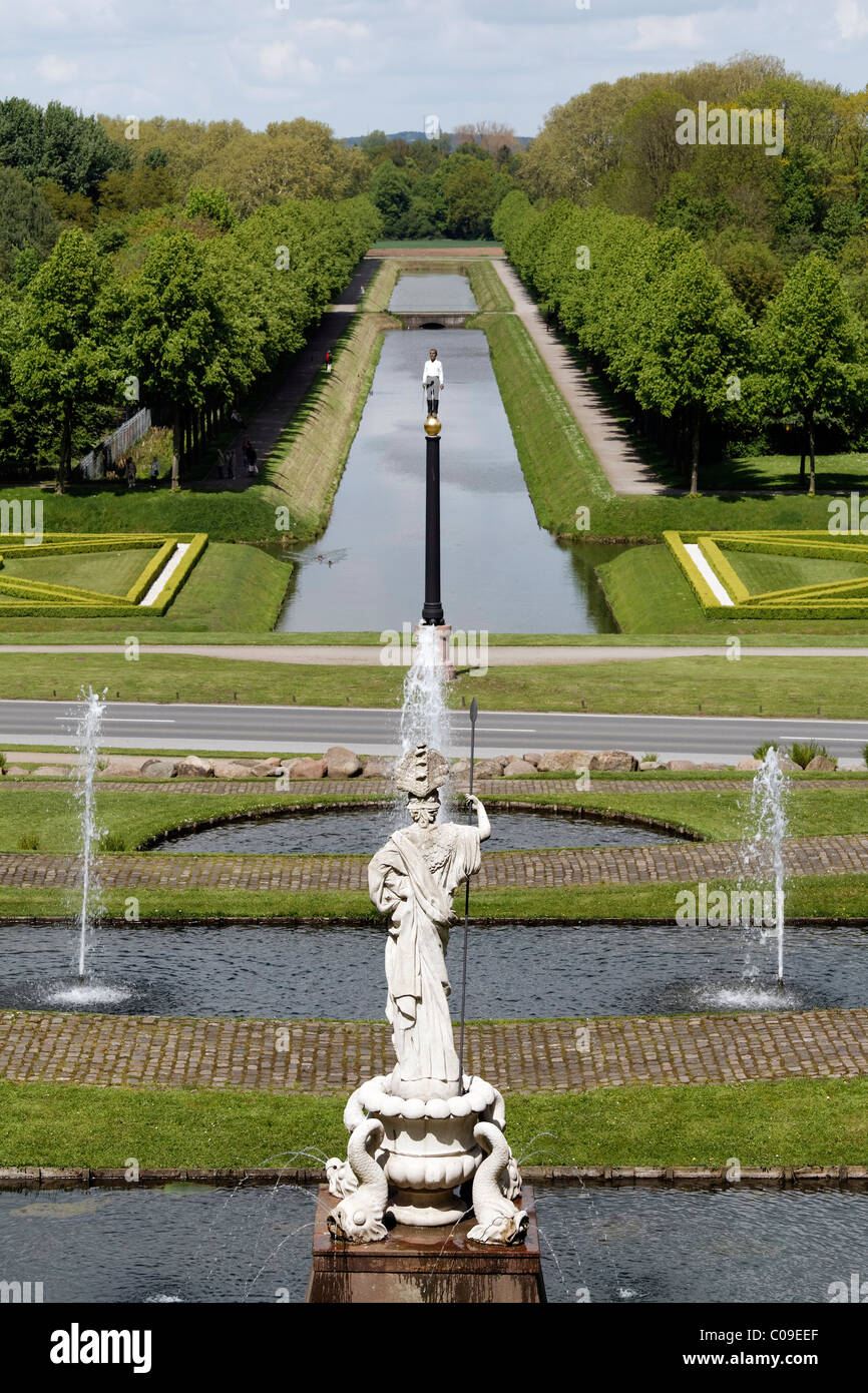 Vista del Pallas Athena statua e canale Moritzkanal, giardini barocchi, i giardini del centro termale Kleve, Niederrhein regione Foto Stock