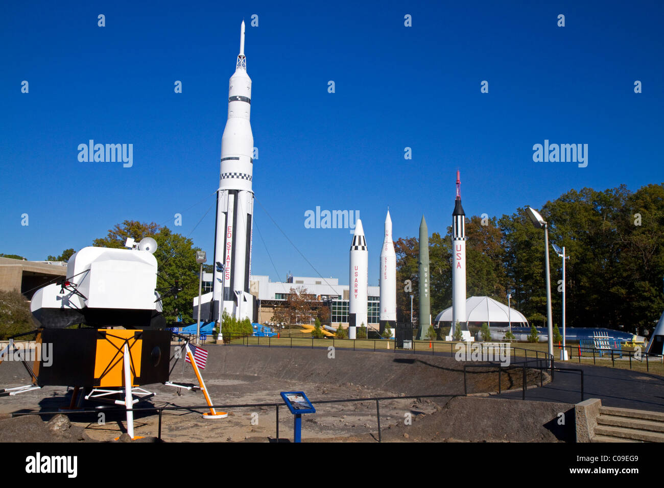 Saturn V mock-up e vari razzi sul display in Stati Uniti Spazio e Rocket Center situato a Huntsville, Alabama, Stati Uniti d'America. Foto Stock