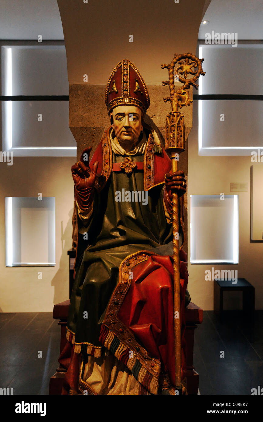 Intagliato medievale la figura di un vescovo con crozier, Museo Stiftsmuseum Xanten museo monastero, Xanten, Niederrhein regione Foto Stock