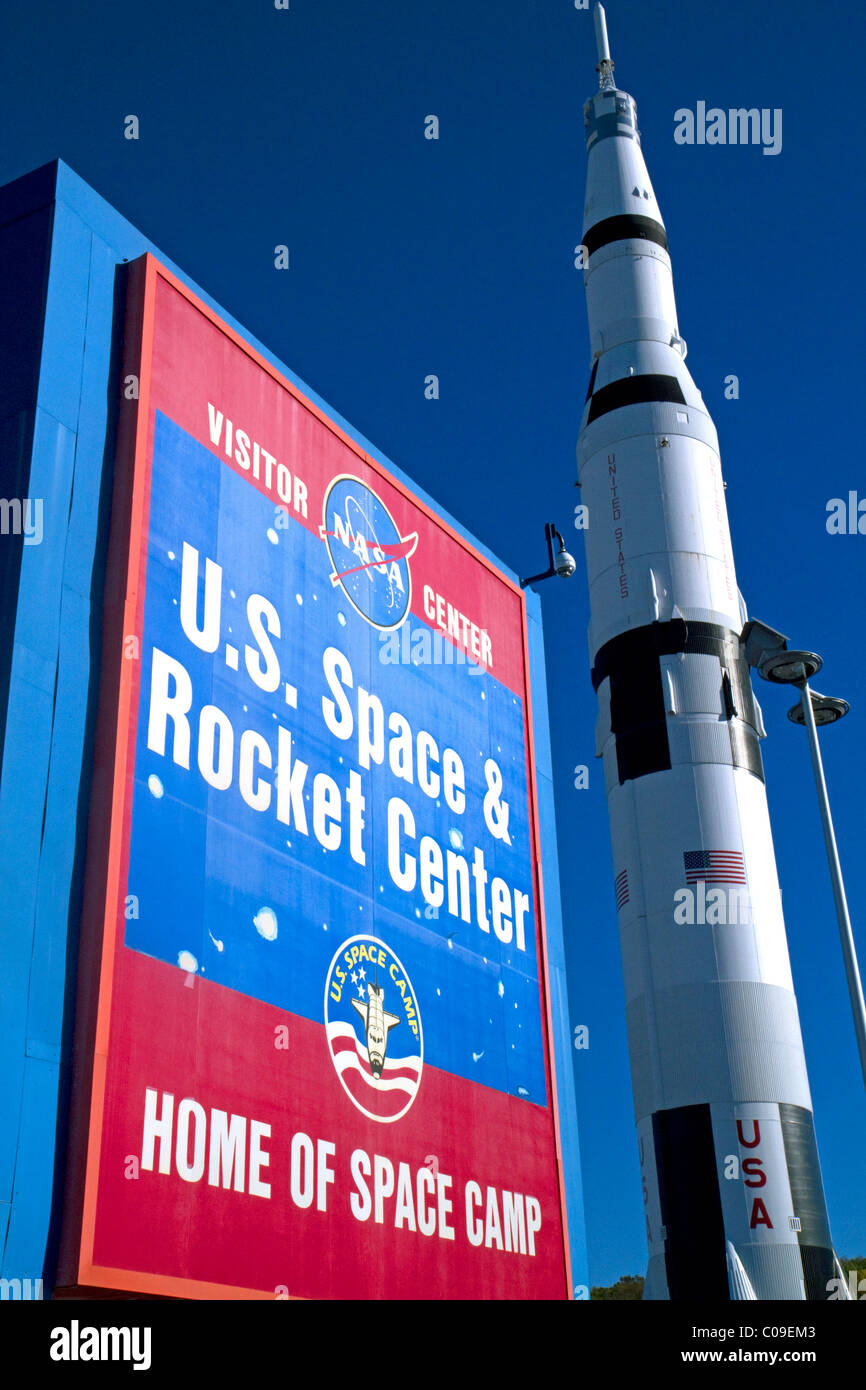 Saturn V mock-up sorge accanto a Stati Uniti Lo spazio e il Razzo segno centro situato in Huntsville, Alabama, Stati Uniti d'America. Foto Stock