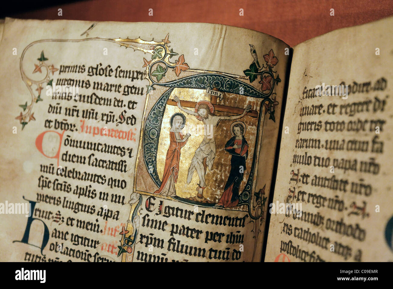 Messale manoscritta con luminarie artistiche, iniziale con Crocifissione, illuminazione, Museo Stiftsmuseum Xanten monastero Foto Stock