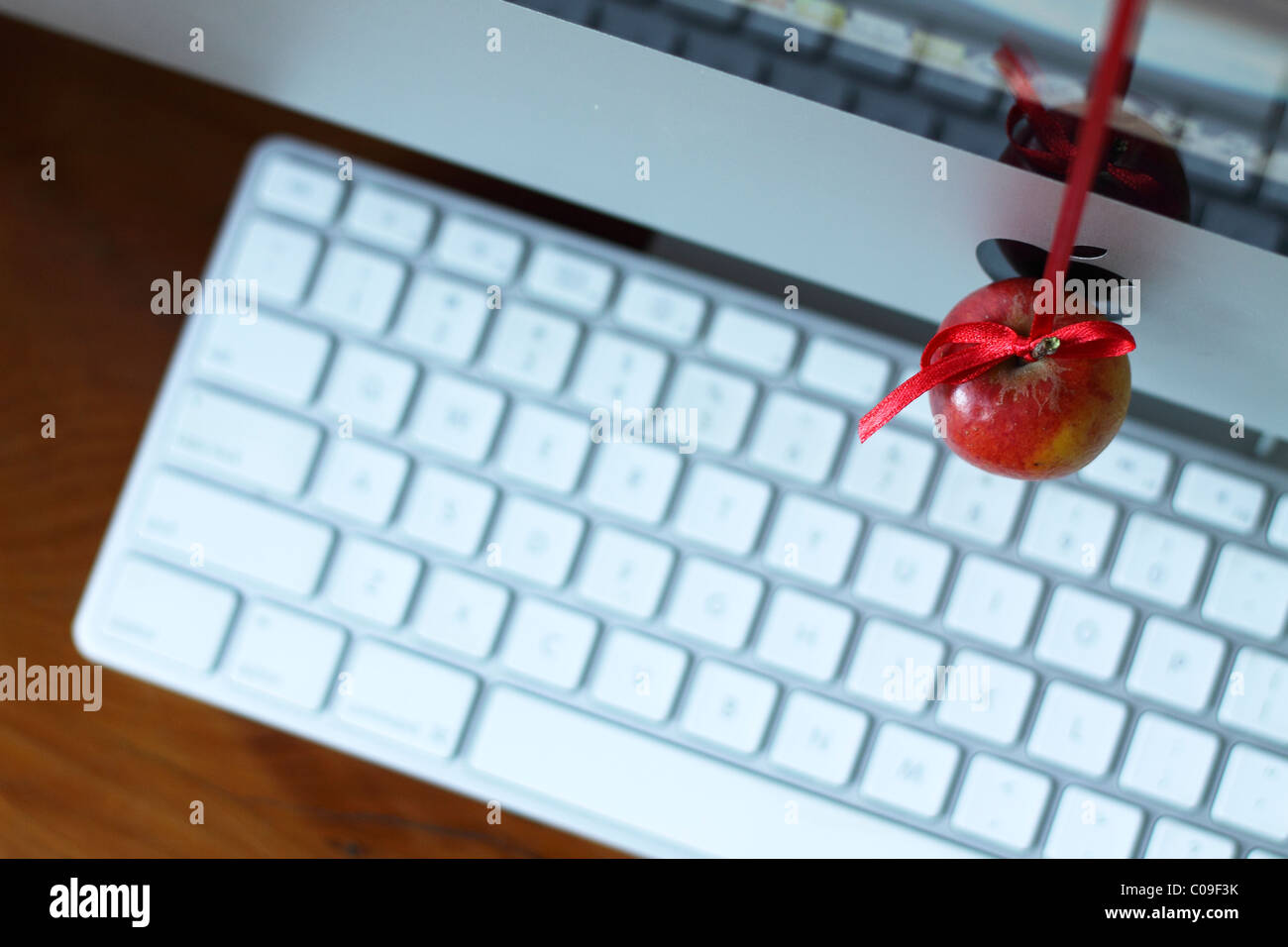 IMac con mela rossa appeso Foto Stock