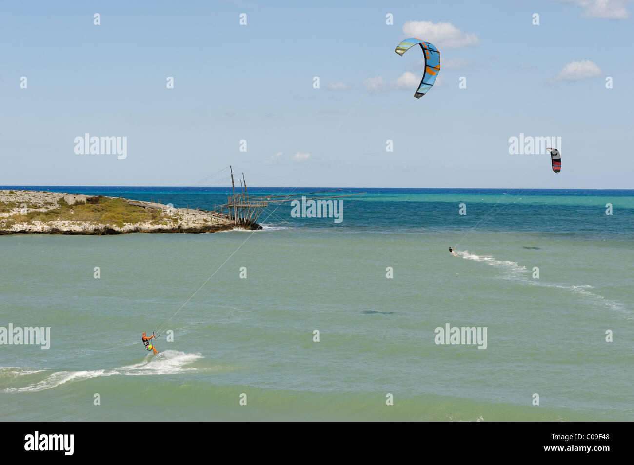 Kite surfer e trabucco, vecchia macchina da pesca, Gargano in Puglia, Puglia, Italia, Europa Foto Stock