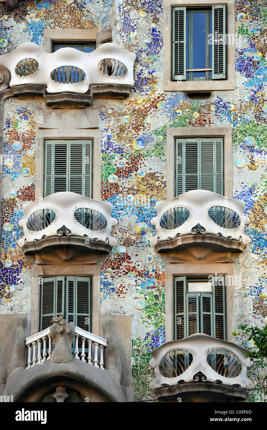 I balconi in ferro battuto sulla facciata della Casa Batlló edificio simboleggiare teschi, progettato da Antoni Gaudi Foto Stock