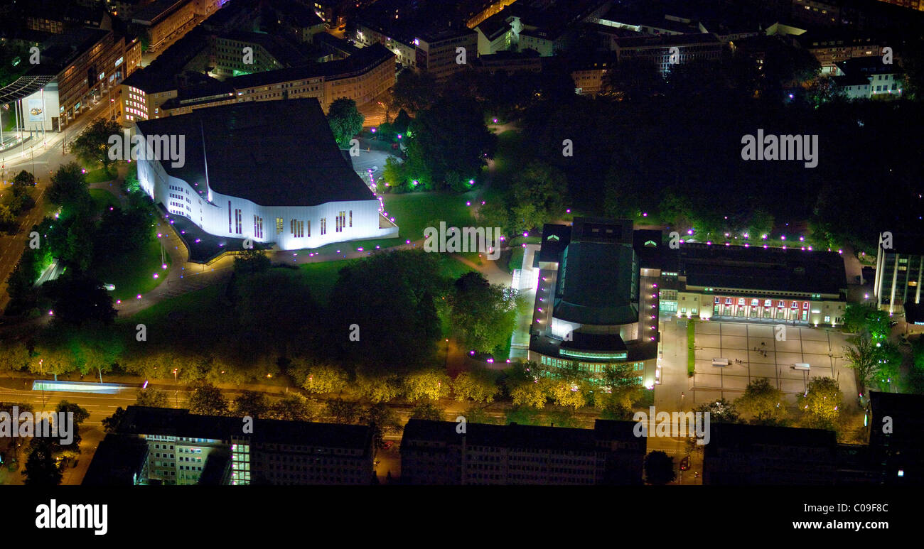 Vista aerea, night shot, Saalbau Essen philharmonic hall, Aalto Theatre e RWE Tower, Essen, Ruhrgebiet regione Foto Stock