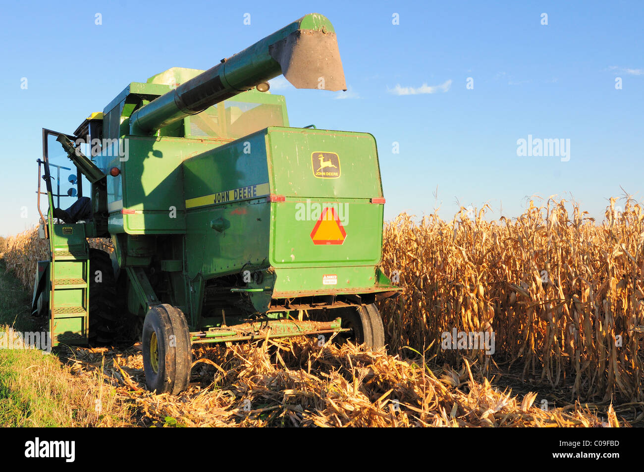 Imprenditore prepara l attrezzatura di raccolta a prendere il raccolto di mais dal campo su una farm di Illinois. Hampshire, Illinois, Stati Uniti d'America. Foto Stock