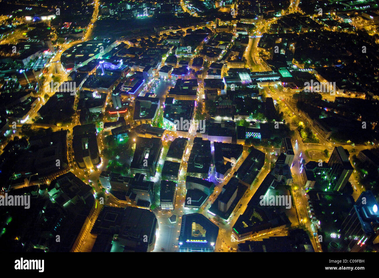 Vista aerea, night shot, Berliner Platz, piazza Limbecker Platz, Karstadt departement store, Essen, Ruhrgebiet regione Foto Stock