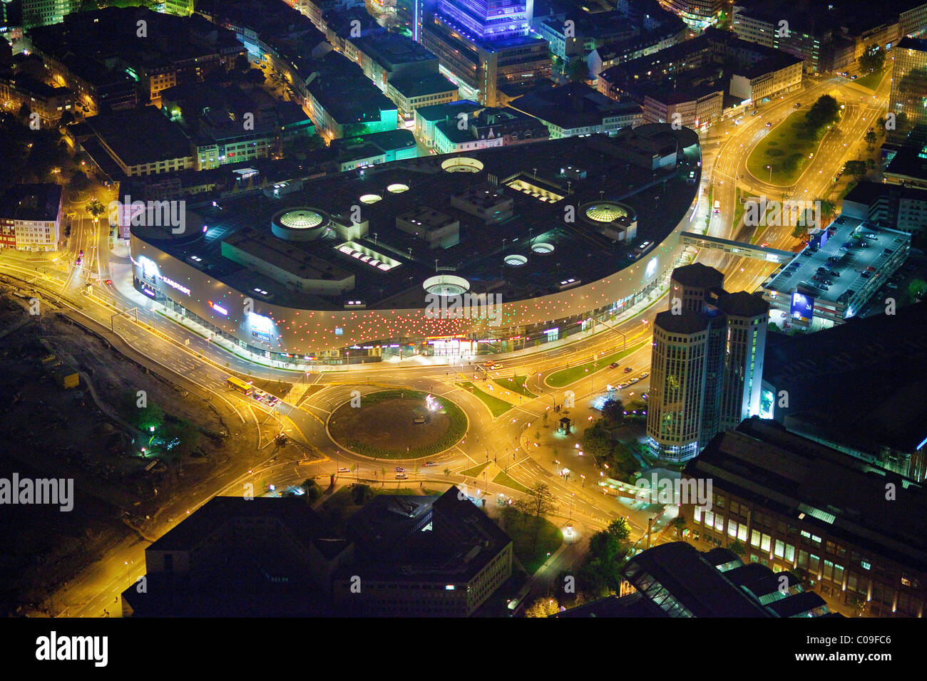 Vista aerea, night shot, Berliner Platz, piazza Limbecker Platz, Karstadt departement store, Essen, Ruhrgebiet regione Foto Stock