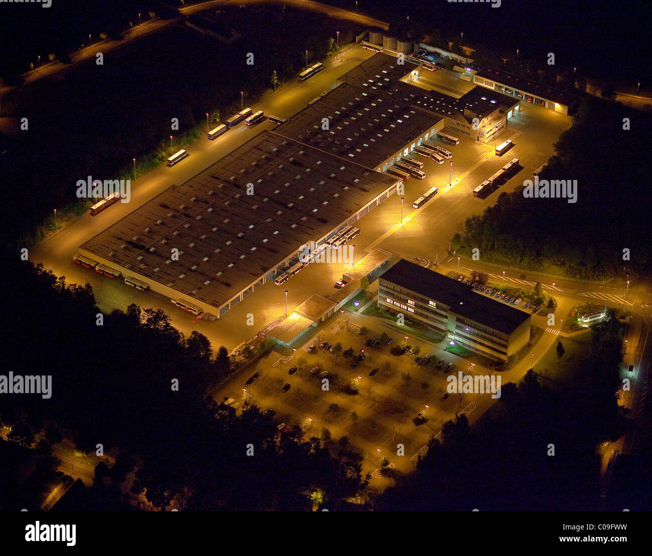 Vista aerea, night shot, deposito autobus, Vestische Strassenbahnen Transport Association, Herten, Ruhrgebiet regione Foto Stock