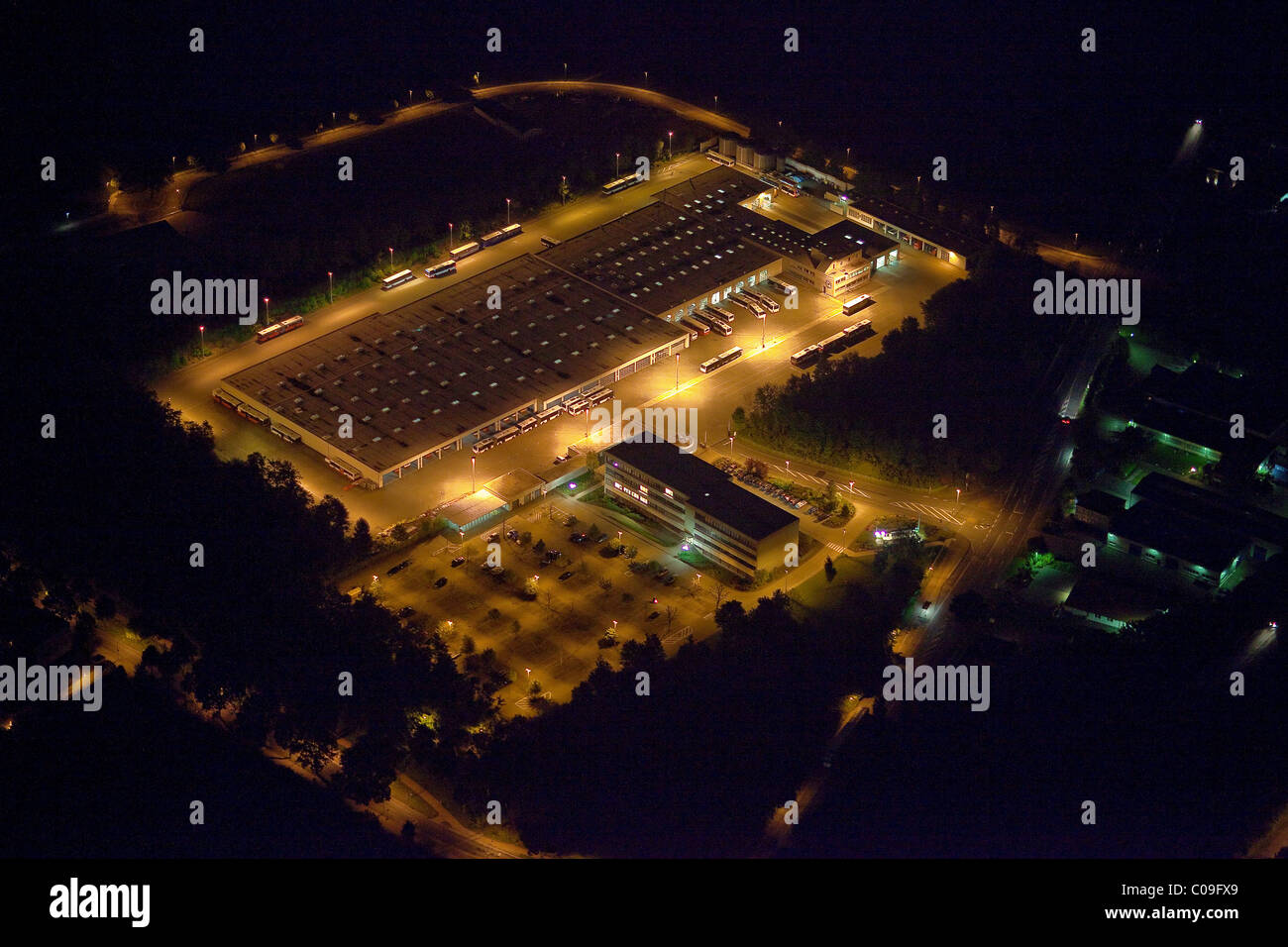 Vista aerea, night shot, deposito autobus, Vestische Strassenbahnen Transport Association, Herten, Ruhrgebiet regione Foto Stock