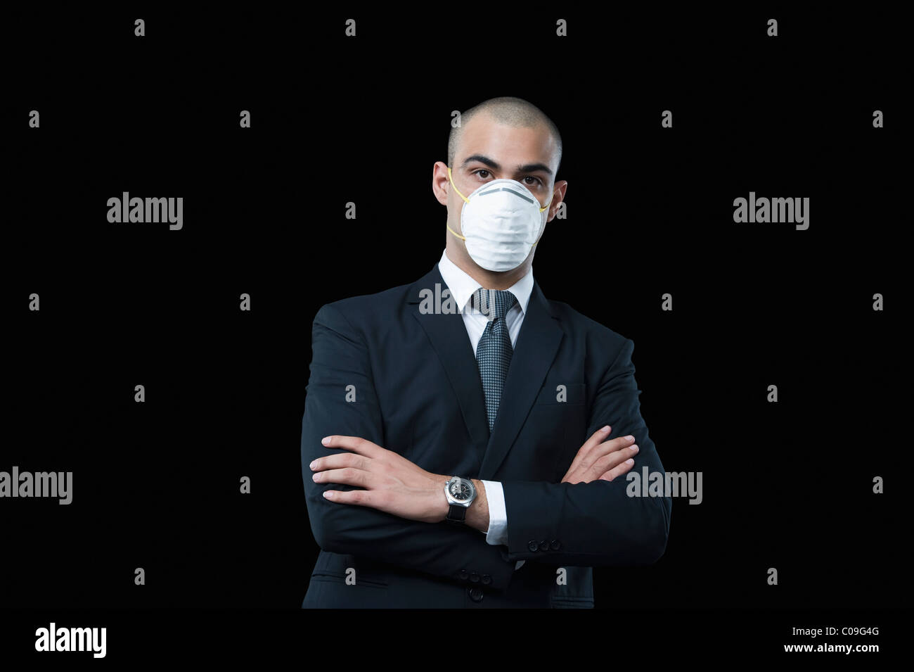 Imprenditore che indossa una maschera di inquinamento Foto Stock