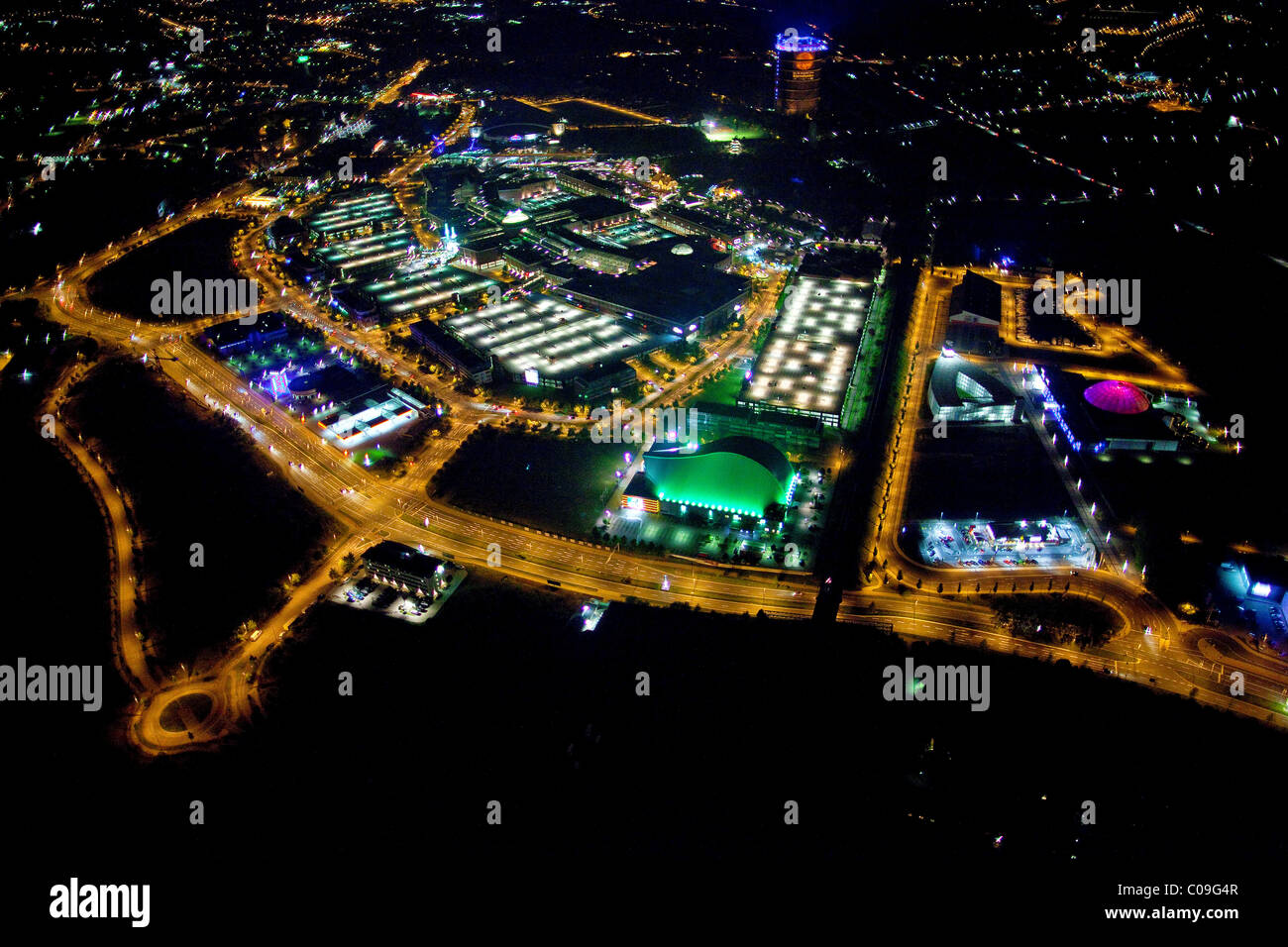 Vista aerea, notte, nuovo centro con gasometro, Centro nuovo parco acquatico, teatro di notte, Oberhausen Ruhrgebiet regione Foto Stock