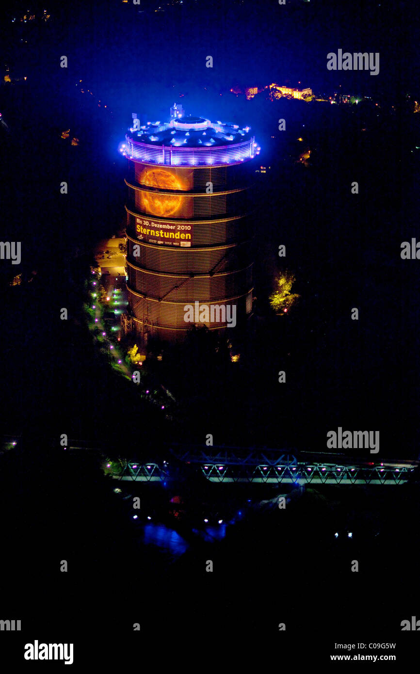 Vista aerea, notte, nuovo centro con gasometro, Centro nuovo parco acquatico, teatro di notte, Oberhausen Ruhrgebiet regione Foto Stock