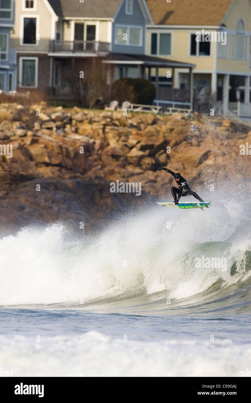 Surf frontside in aria piena wintersuit Foto Stock
