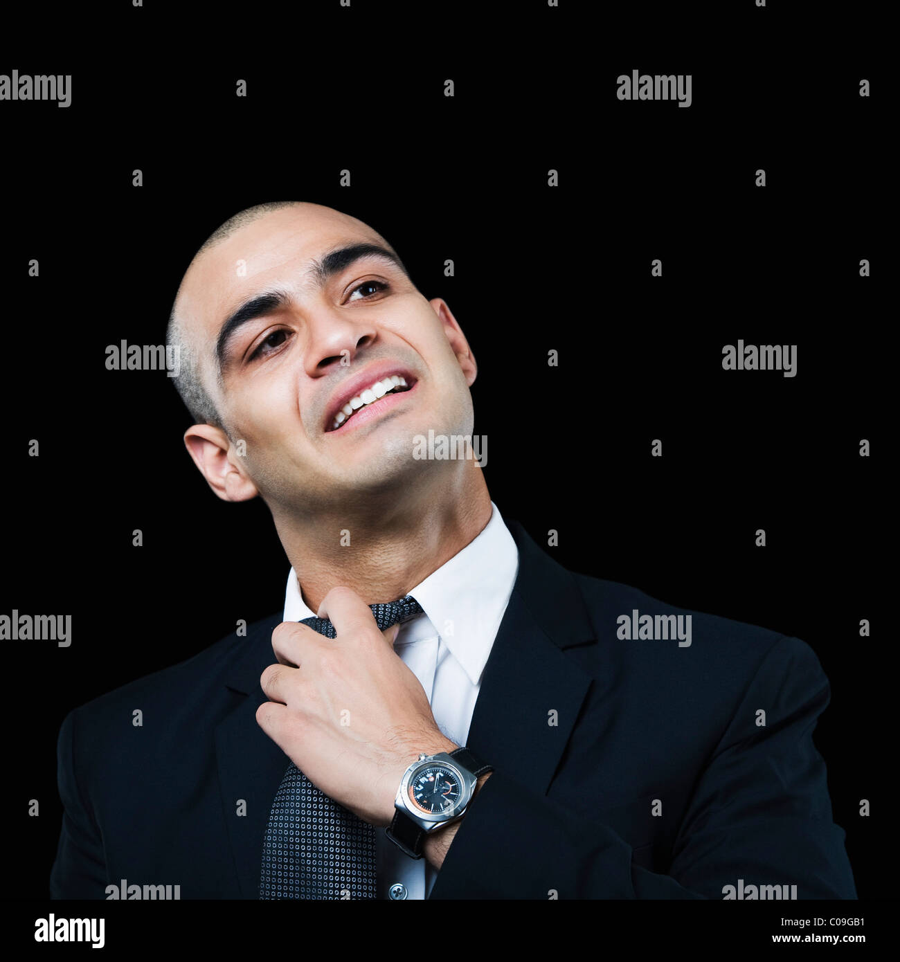 Imprenditore allentando la cravatta Foto Stock