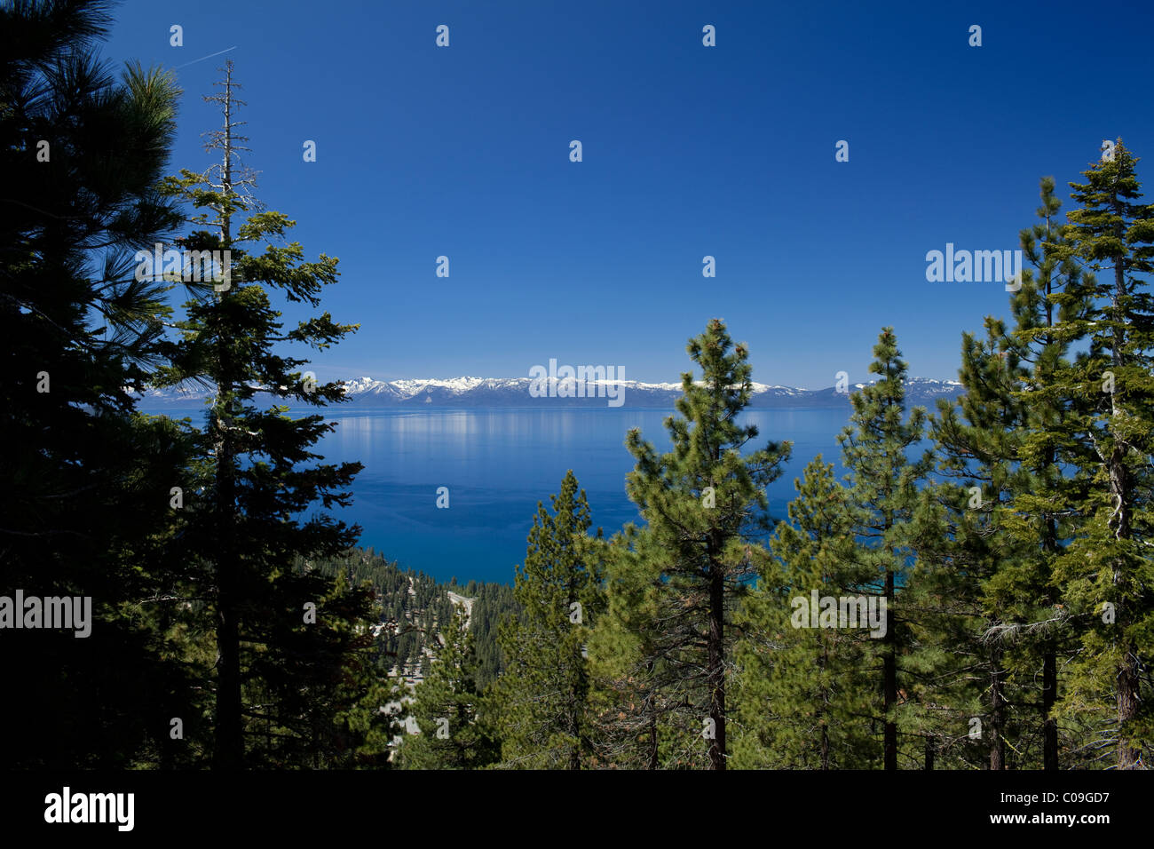 Lake Tahoe guardando ad ovest verso le cime innevate della Sierra Nevada della California dal lato del Nevada Foto Stock