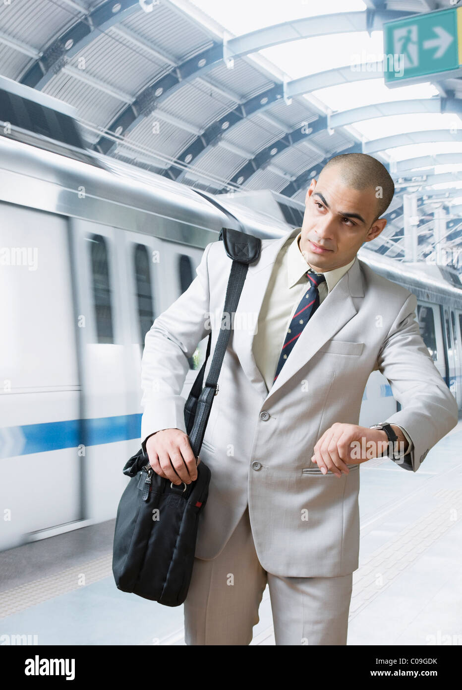 Imprenditore controllando il tempo Foto Stock