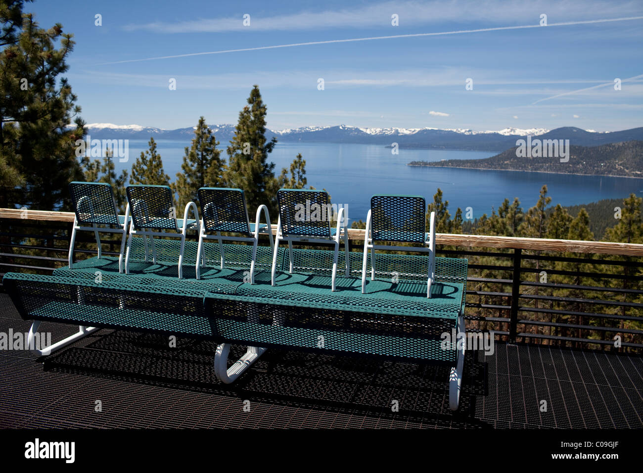 Lake Tahoe guardando verso nord-ovest verso la baia di cristallo e le cime innevate della Sierra Nevada della California dal lato del Nevada Foto Stock