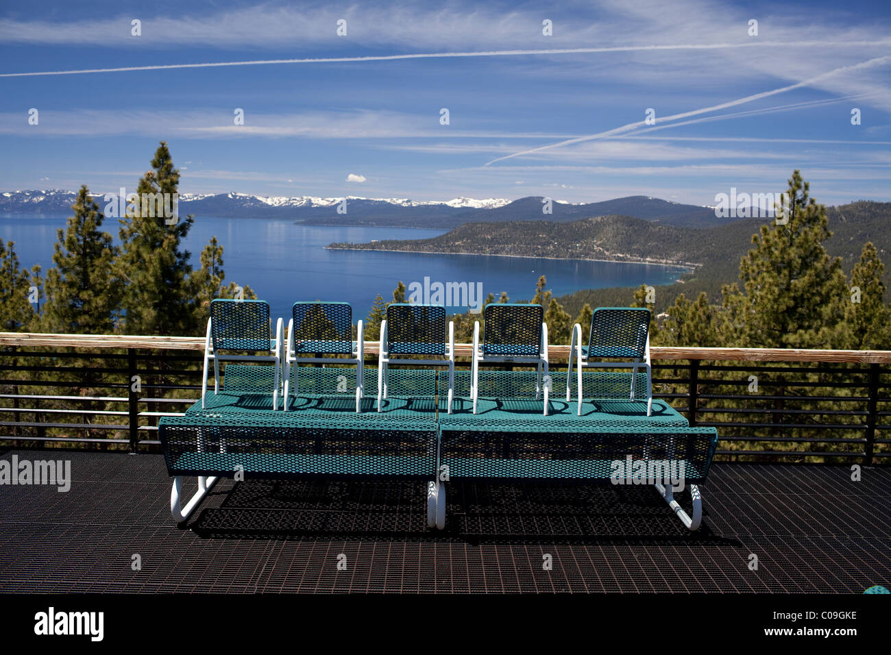 Lake Tahoe guardando verso nord-ovest verso la baia di cristallo e le cime innevate della Sierra Nevada della California dal lato del Nevada Foto Stock