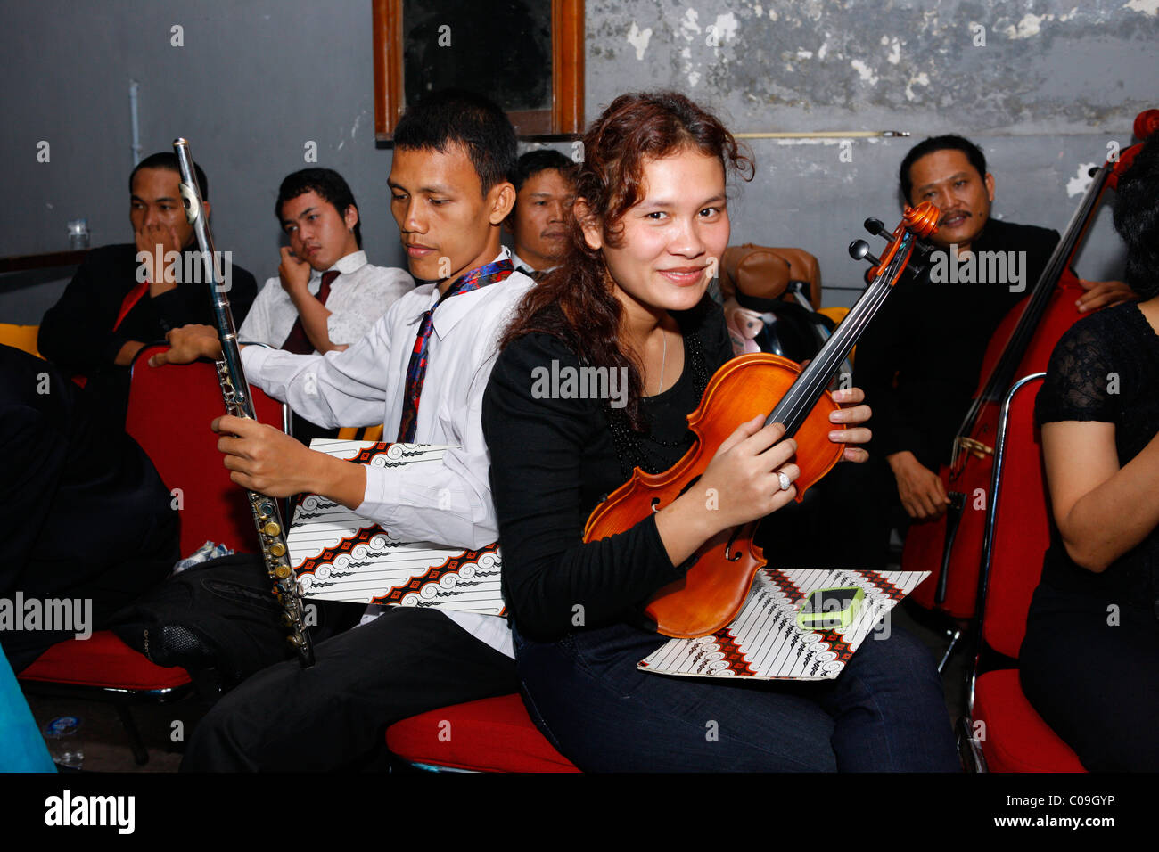 Gli studenti durante un concorso di musica, il dottor Nommensen University, Medan, Sumatra, Indonesia, Asia Foto Stock