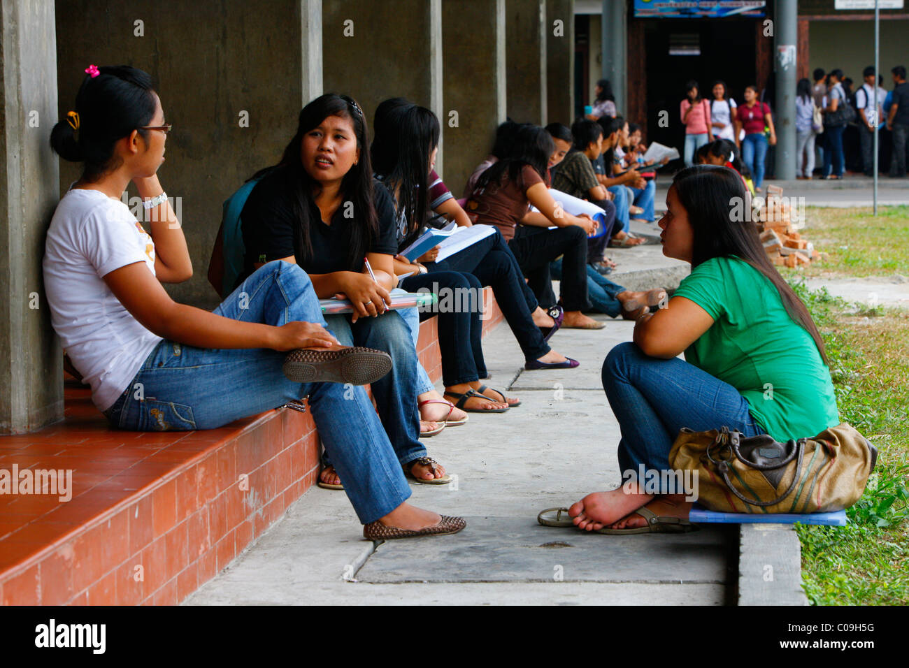 Gli studenti di fronte al dottor Nommensen University, Medan, Sumatra, Indonesia, Asia Foto Stock