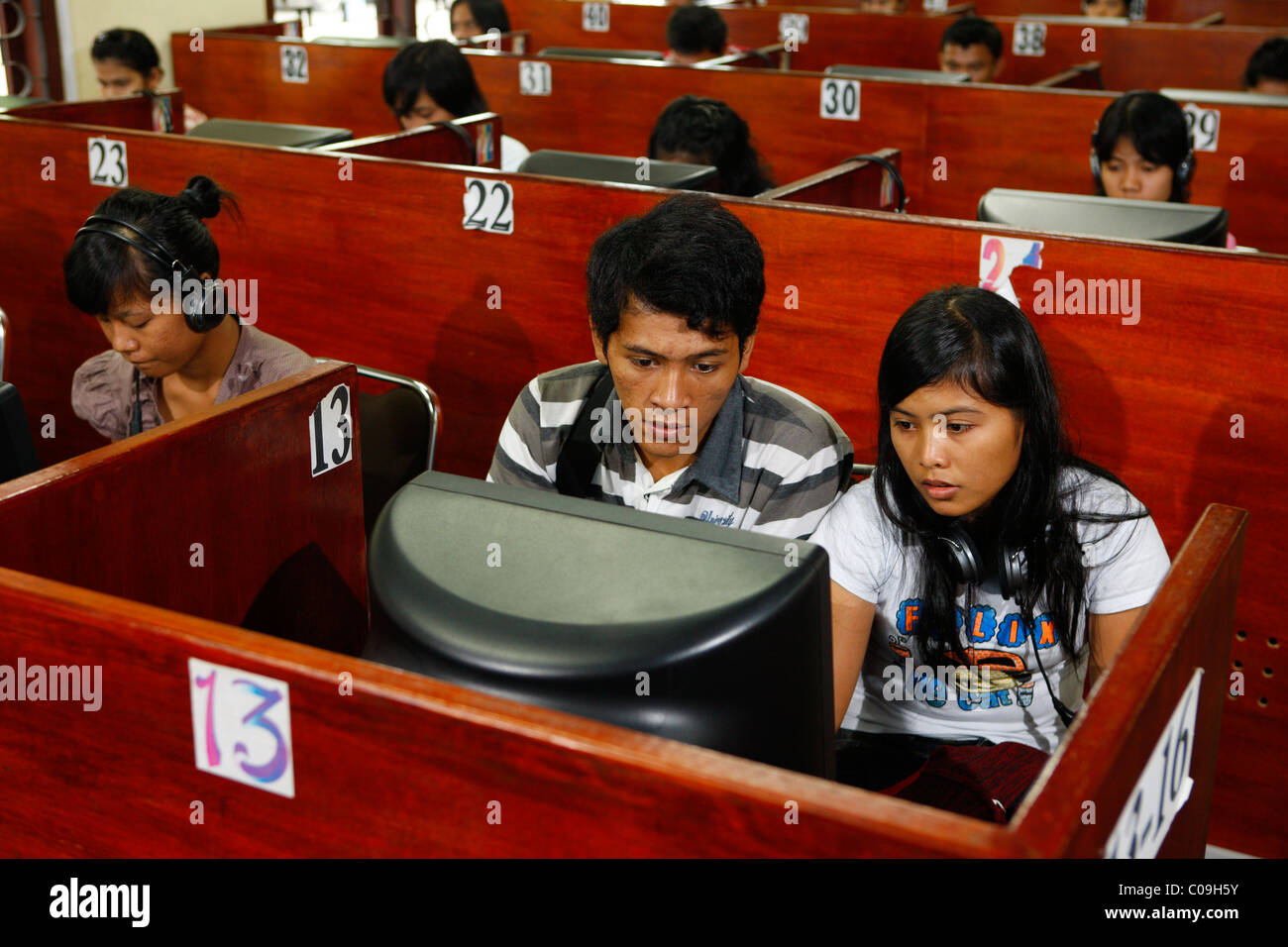 Gli studenti nella sala computer, HKBP Nommensen University, Medan, nell isola di Sumatra, in Indonesia, in Asia Foto Stock