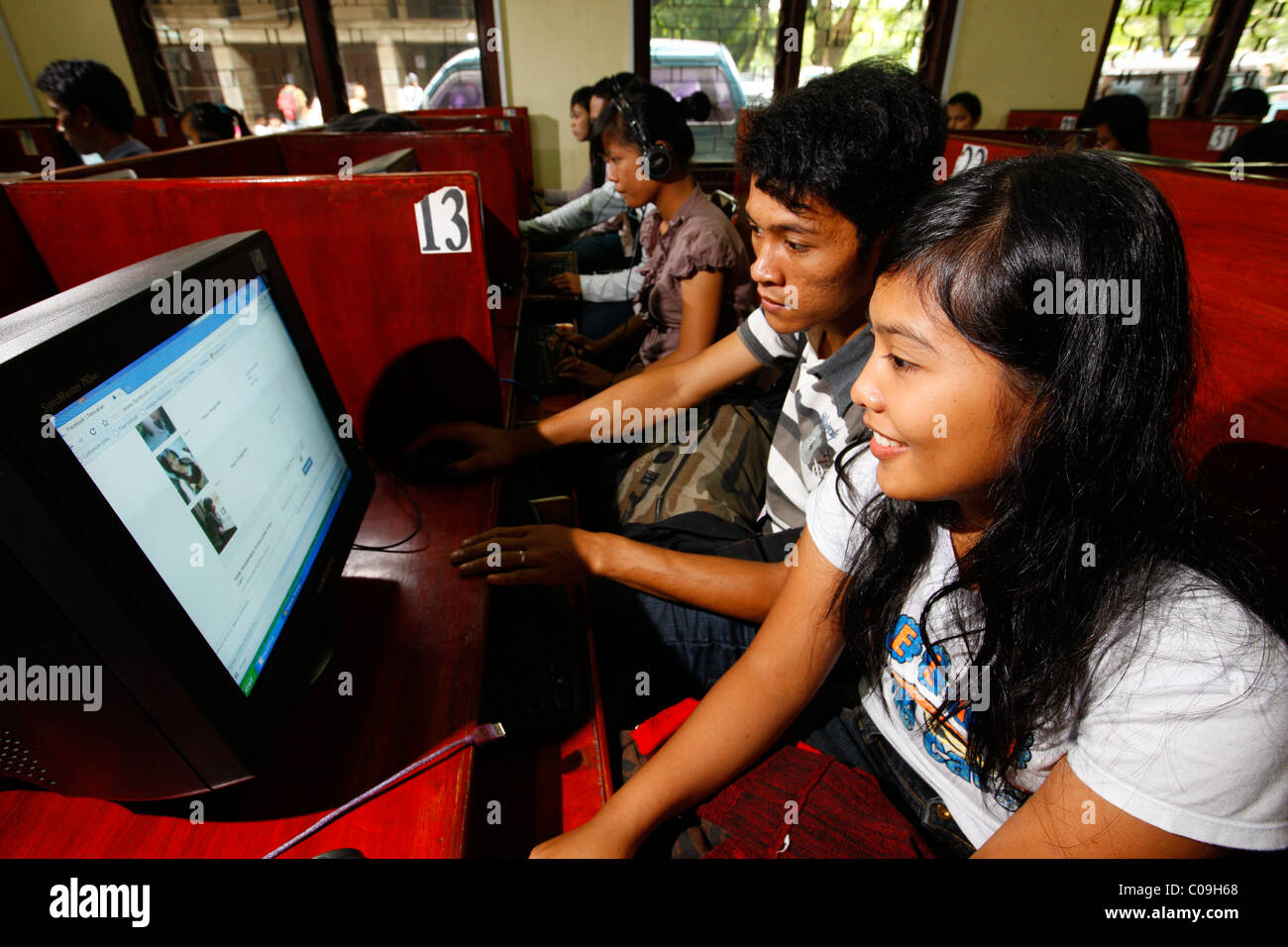 Gli studenti nella sala computer, HKBP Nommensen University, Medan, nell isola di Sumatra, in Indonesia, in Asia Foto Stock