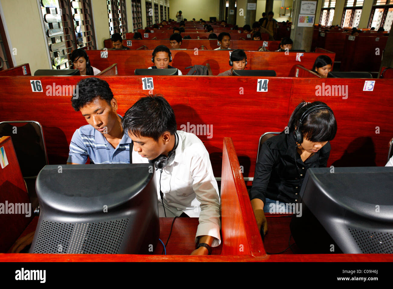 Gli studenti nella sala computer, HKBP Nommensen University, Medan, nell isola di Sumatra, in Indonesia, in Asia Foto Stock