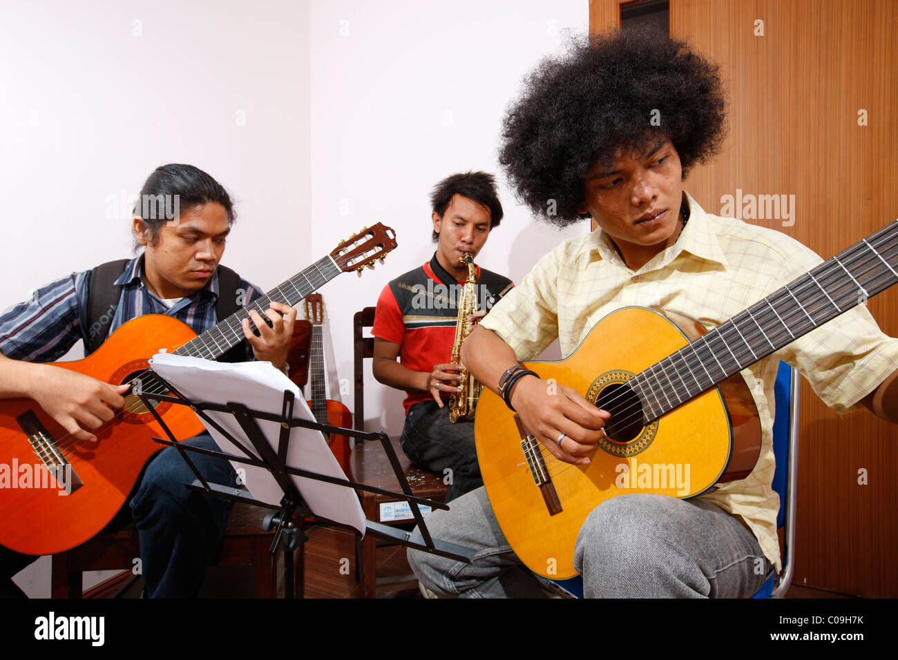 Gli studenti ad imparare a suonare la chitarra, HKBP Nommensen University, Medan, nell isola di Sumatra, in Indonesia, in Asia Foto Stock