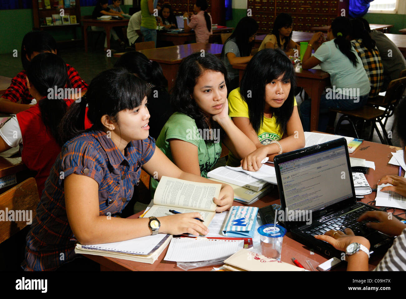 Gli studenti durante una lezione, il lavoro di gruppo, HKBP Nommensen University, Medan, nell isola di Sumatra, in Indonesia, in Asia Foto Stock