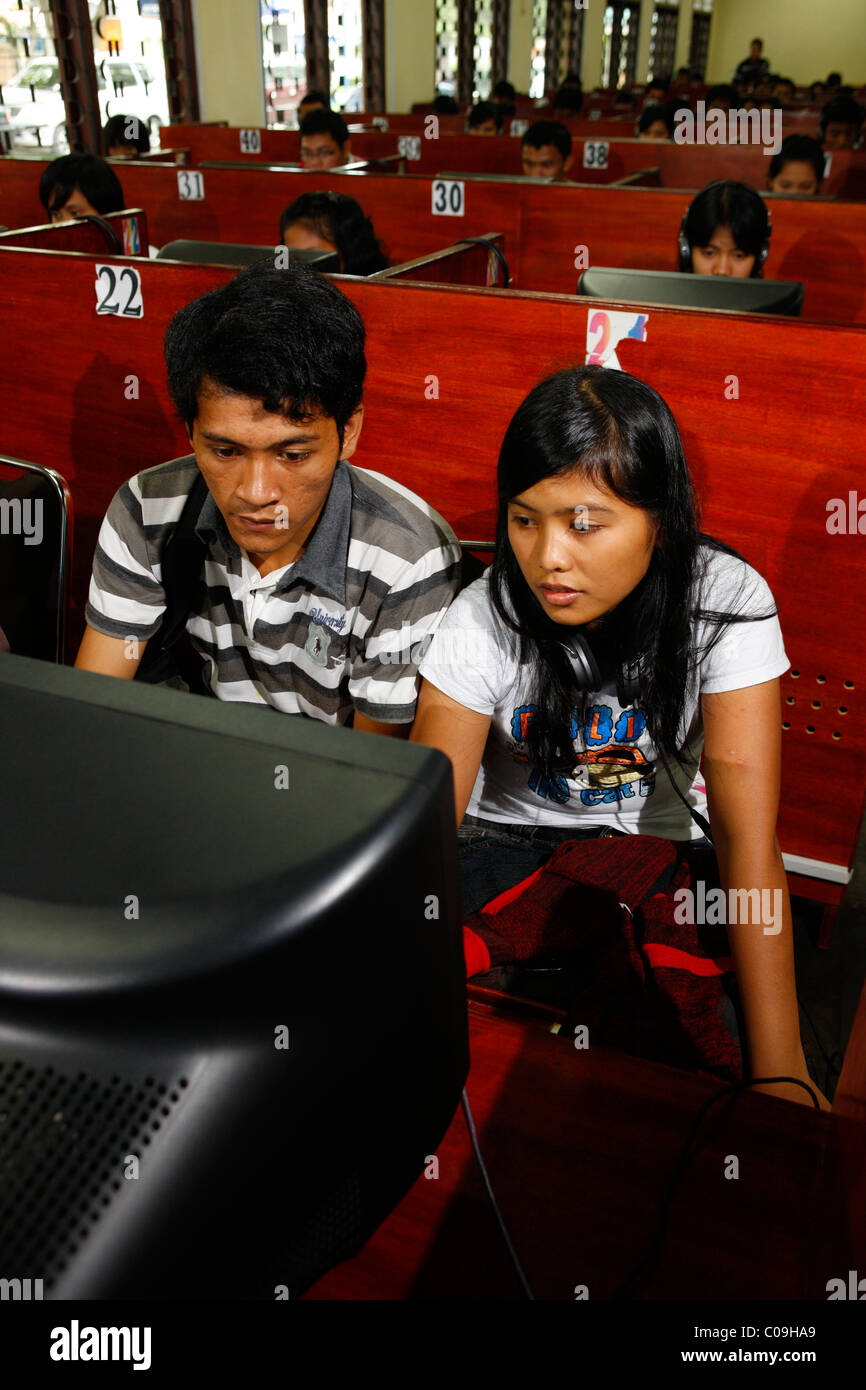 Gli studenti nella sala computer, HKBP Nommensen University, Medan, nell isola di Sumatra, in Indonesia, in Asia Foto Stock