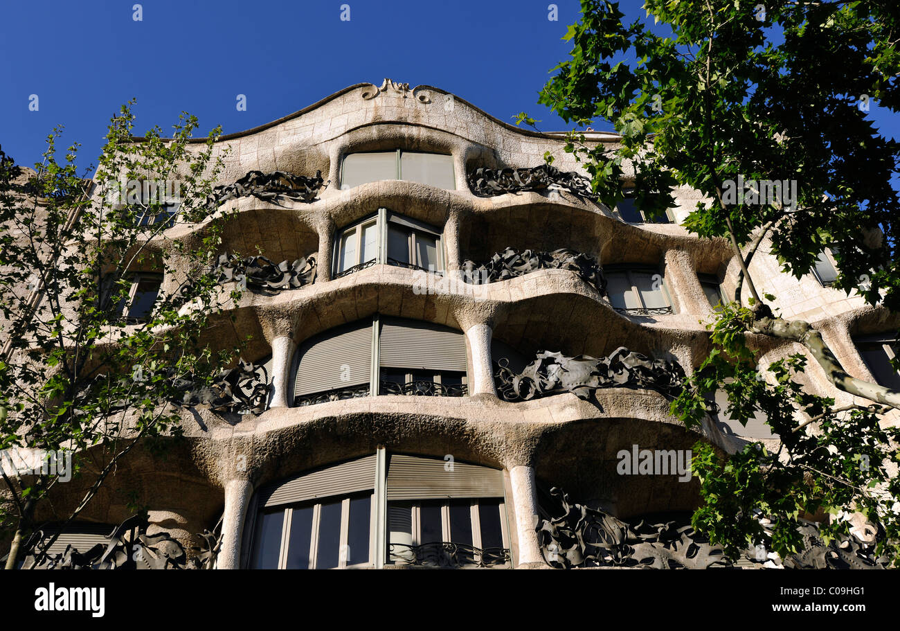 La facciata della Casa Milà, progettato da Antoni Gaudí, unico ferro battuto balcone ringhiere di Josep Maria Jujol Foto Stock