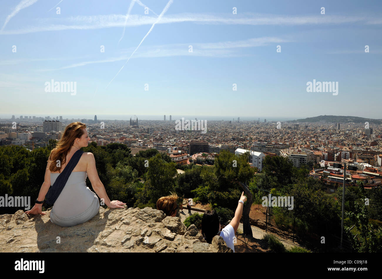 Vista dal punto panoramico di Turó de les Tres Creus su Barcellona, Parco Gueell, Parc o Parque Gueell, progettato da Antoni Gaudí Foto Stock