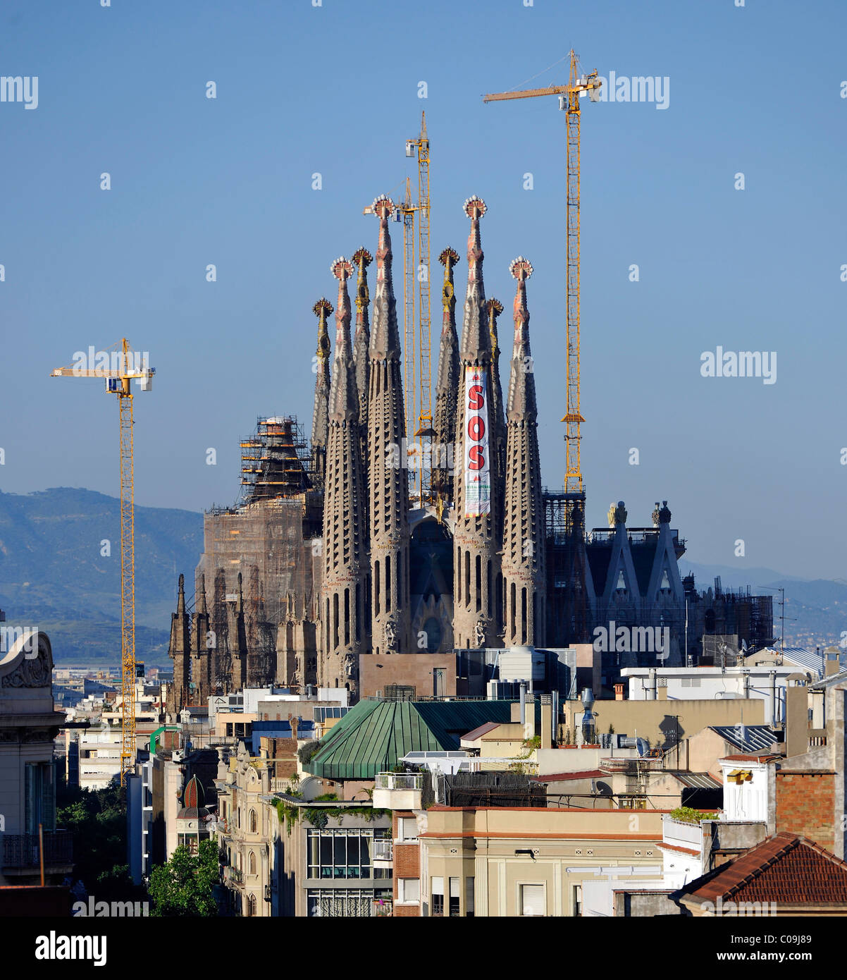 Facciata nord, Basilica Temple Expiatori de la Sagrada Família, chiesa espiatorio della Santa Famiglia, progettato in stile neo-catalano Foto Stock