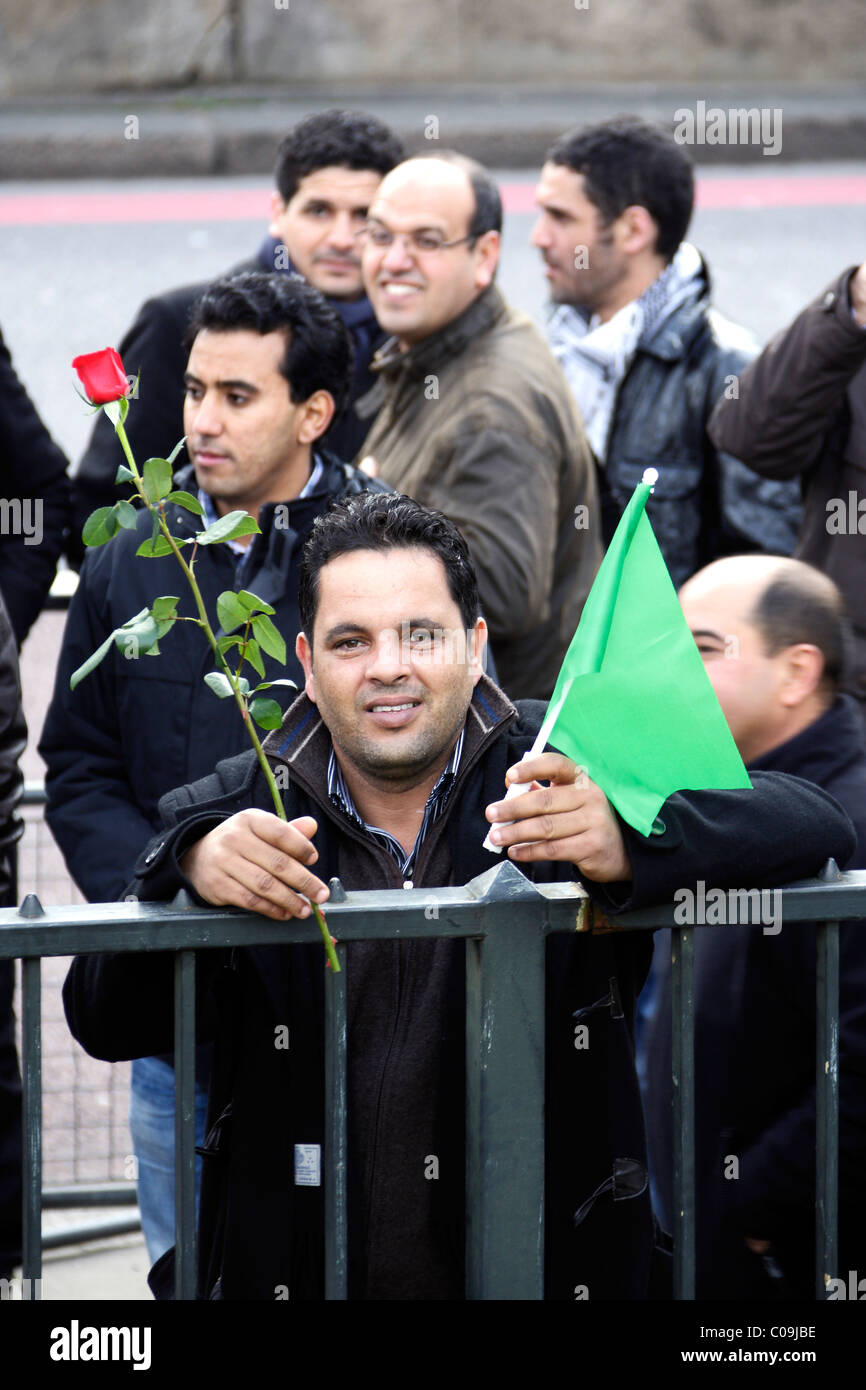 Pro regime di Gheddafi protester detiene una bandiera verde e rosa rossa a Londra Demo Foto Stock