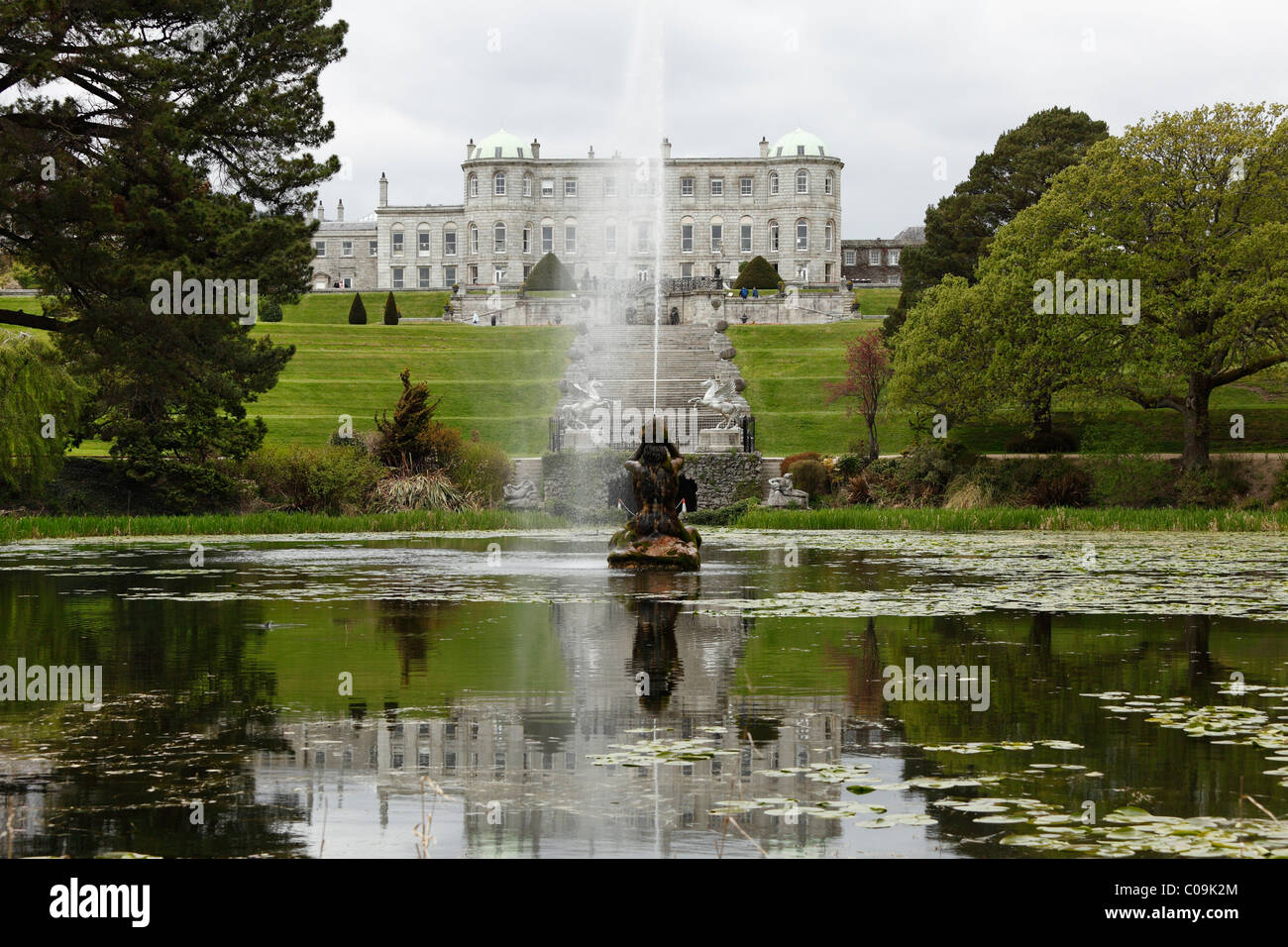 Laghetto con fontana, al Powerscourt giardino, giardino e al Powerscourt House, County Wicklow, Repubblica di Irlanda, Isole britanniche, Europa Foto Stock