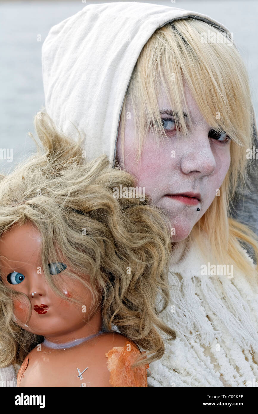 Teen con bambola raffigurante un personaggio di fantasia, tunica bianca, bianco trucco, cosplayers, Japantag Giappone giorno, Duesseldorf Foto Stock